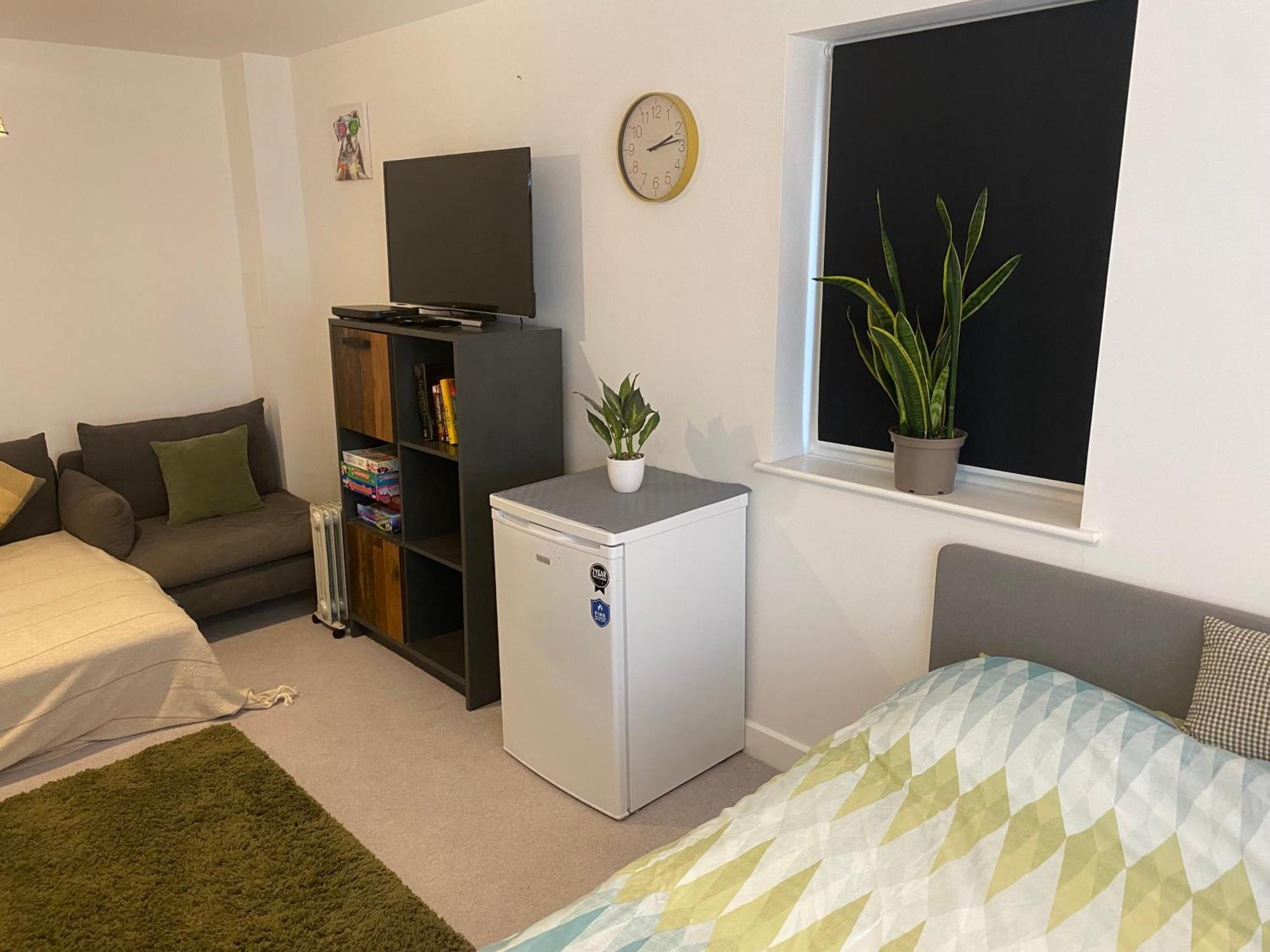 Very Large Double Room With Corner Sofa, Sky Tv, Netflix Etc, Fridge And Microwave Newhaven Exterior foto